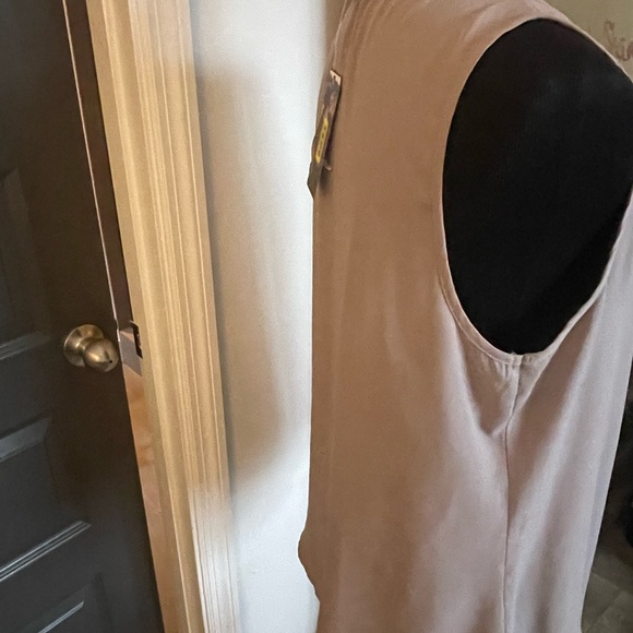 NWT Soprano brand sleeveless blouse/ shell. Excellent layering piece Taupe Jr XL - Picture 7 of 7